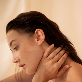 Le guide explique comment reconnaître les ingrédients susceptibles d'augmenter les irritations et comment identifier les formulations plus simples conçues pour les peaux sensibles.